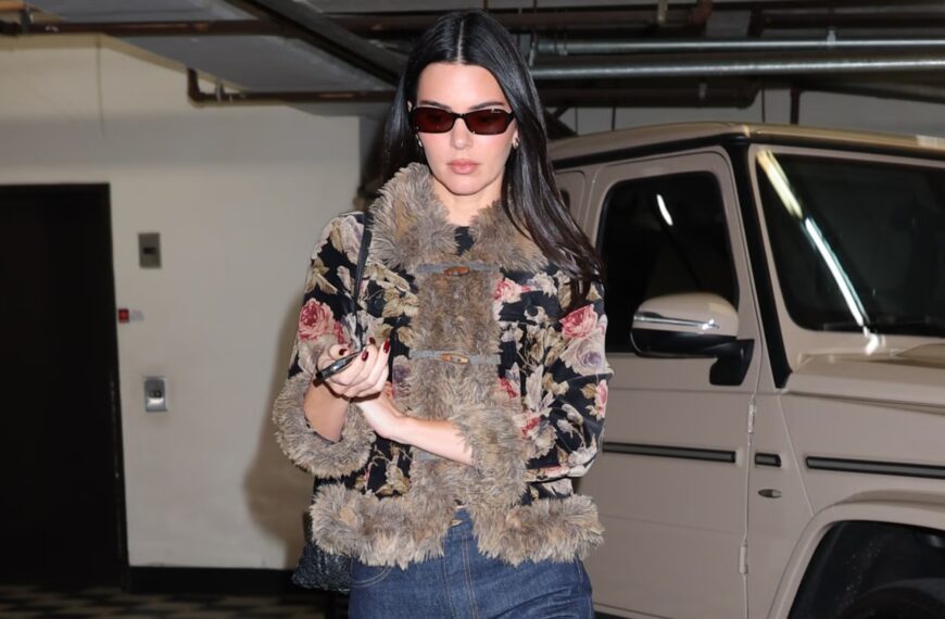 Кендалл Дженнер поєднала вінтажну куртку-дафл з джинсами для побачення з&hellip;
