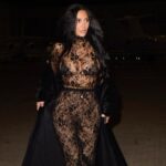 Кім Кардаш'ян зачаровує Париж у прозорому мереживному комбінезоні та накидці