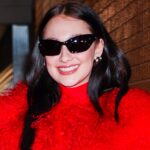 Лола Тунг святкує Новий рік за місячним календарем у рудому хутряному пальто та міні-спідниці з рюшами.