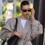 Образ Гейлі Бібер в аеропорту демонструє універсальність укороченого тренча