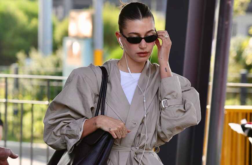Образ Гейлі Бібер в аеропорту демонструє універсальність укороченого тренча