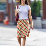 Олівія Родріго поєднує свою барвисту спідницю Miu Miu з вінтажною шкіряною сумкою Coach