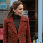 Принцеса Кейт оживляє свої нейтральні кольори червоним вовняним пальто епохи 60-х