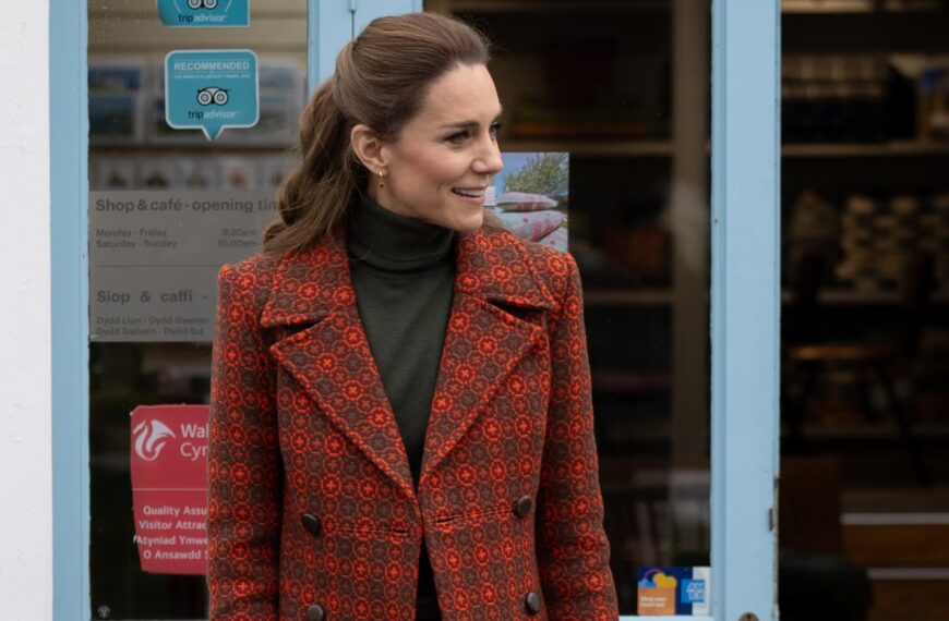 Принцеса Кейт оживляє свої нейтральні кольори червоним вовняним пальто епохи&hellip;