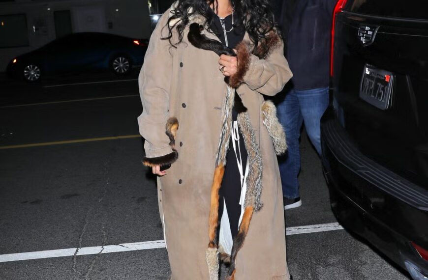 Ріанна продовжує свою хутряну серію у стильному тренчі з хутряною…