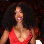 SZA отримує нагороду «Рекорд року» у глибокій сукні з квітковим прикрасою