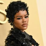 Тейана Тейлор покращує свій образ для обіду номінантів на премію “Оскар” за допомогою чудової накидки з блискітками