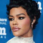 Тейана Тейлор привносить романтику в деконструйовану корсетну сукню