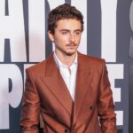 Тімоті Шаламе обмінює свої окуляри Marty Supreme Neons на вишуканий карамельно-коричневий костюм