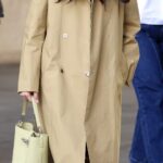 Єрін Ха виходить у світ у позачасовій лондонській уніформі після прем'єри фільму “Бріджертон”