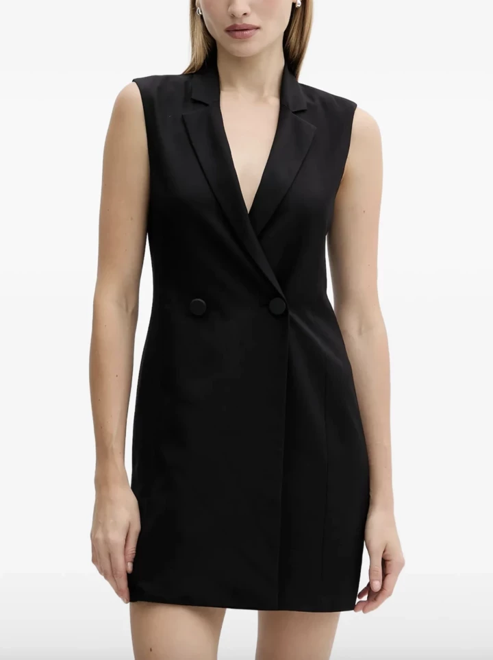 Ця сукня - поза часом.
4