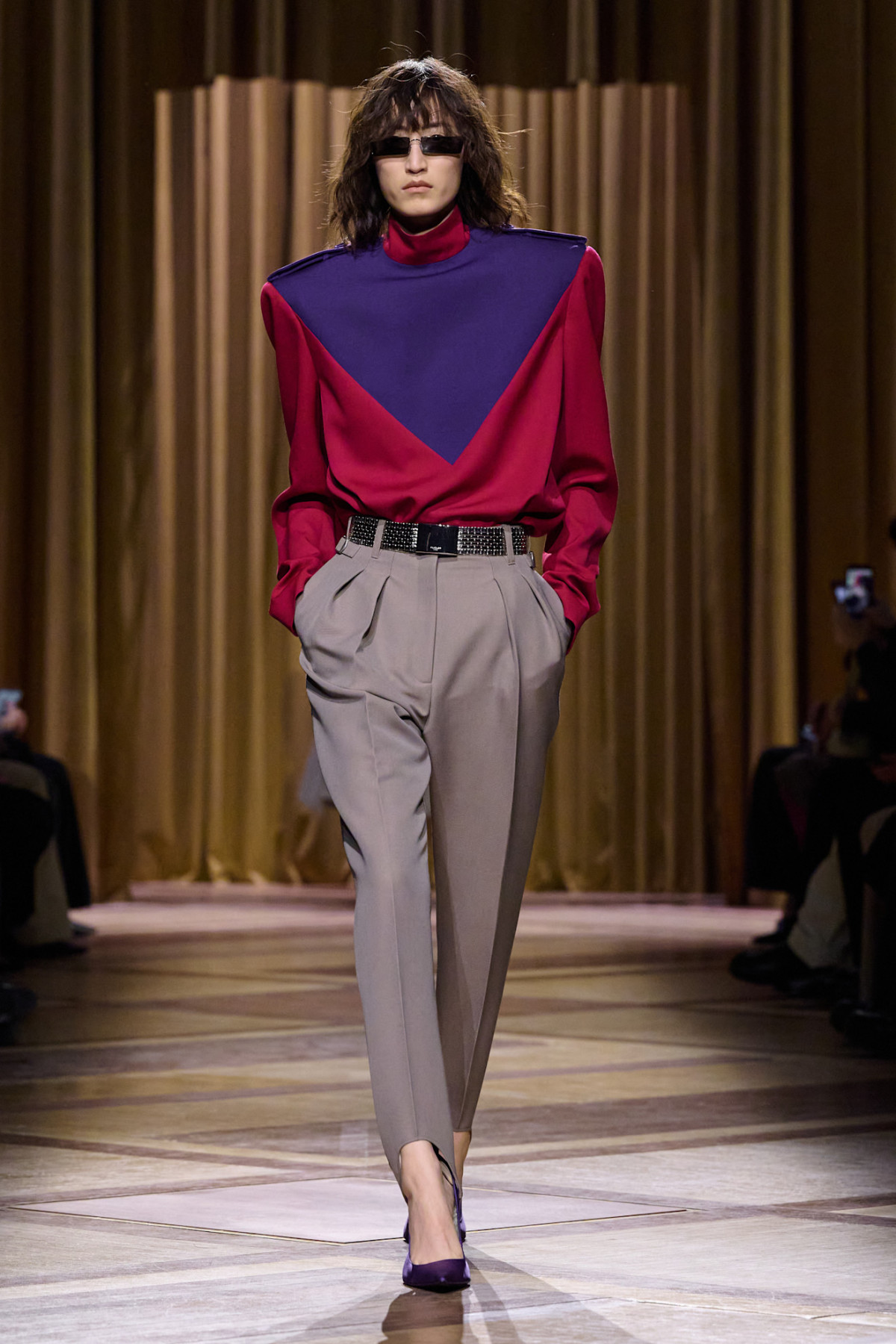 Легінси з вирізами: дискусійний ретро-тренд відродився на показах
2