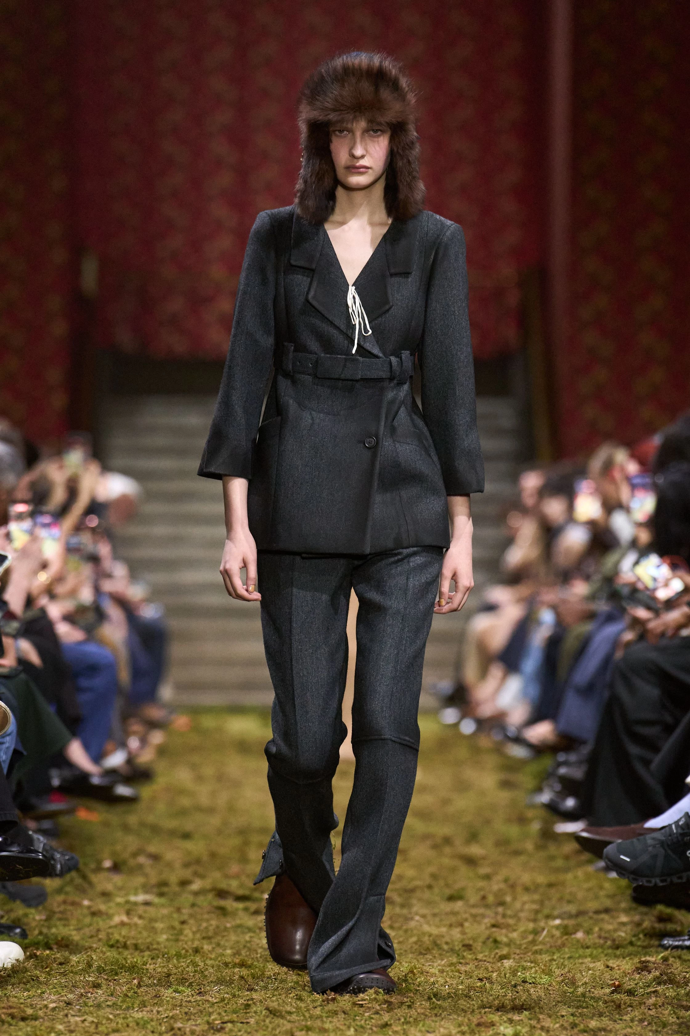 Свіжа лінія Miu Miu осінь-зима 2026/2027: мінімалістична концепція від Miuccia Prada
0