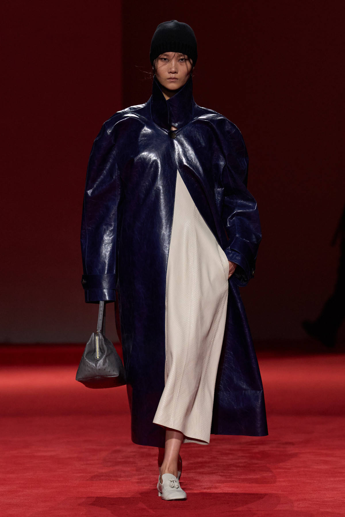 Округлені силуети та блискучі хутра: ключові тренди з показу Bottega Veneta
1