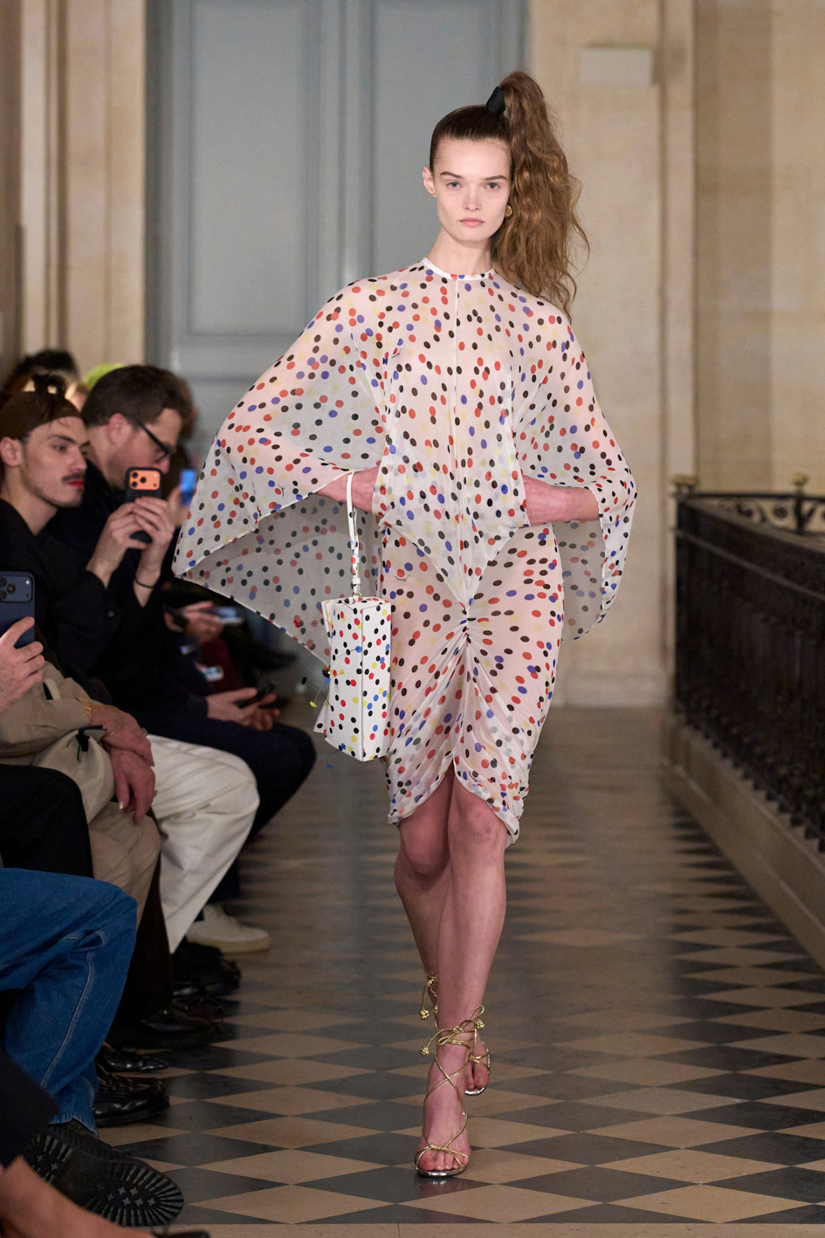 Jacquemus: кокетливий кітч, висока мода та зачіски-“пальми” в стилі 80-х
12