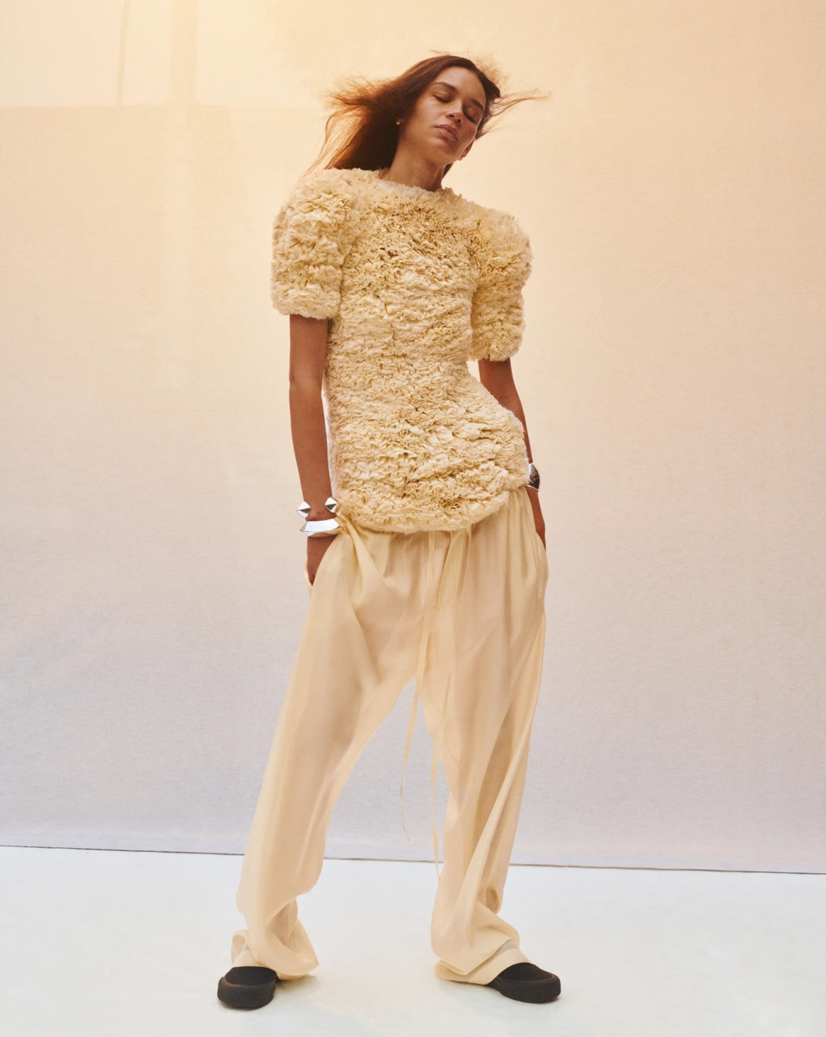 Фібі Файло: тріумфальне повернення мінімалізму в новій лінійці E
17