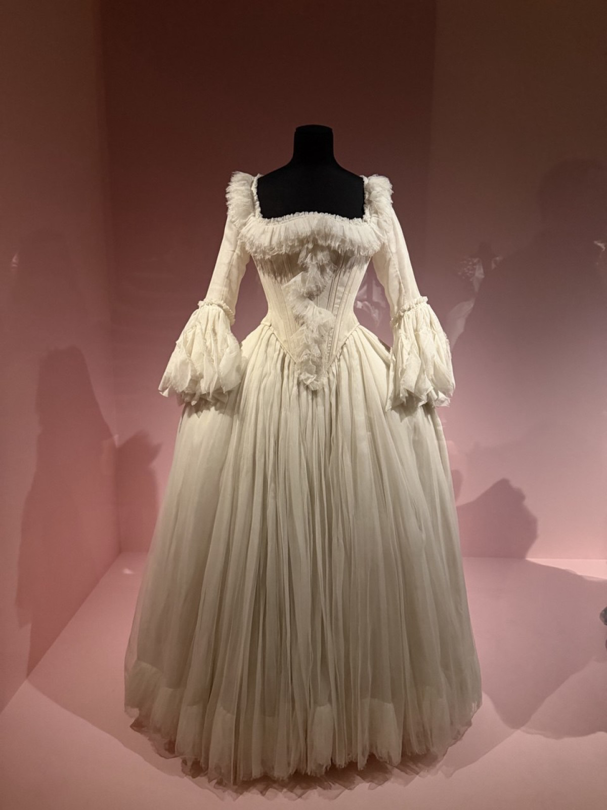 Вісімнадцяте століття: модні відголоски в сучасних тенденціях
18