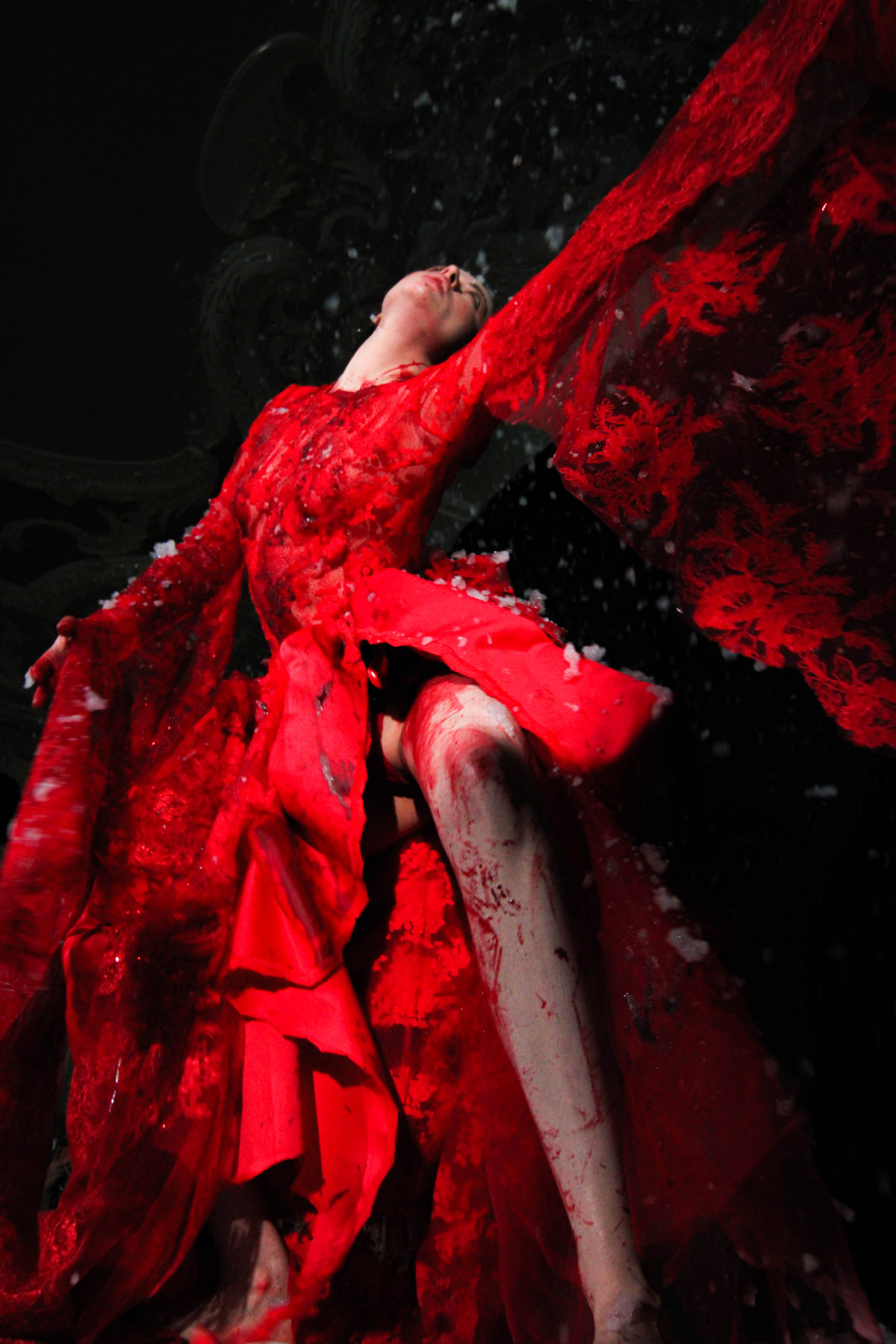 Крижані квіти: репортаж із театральної вистави OMELIA на Тижні моди в Україні
1