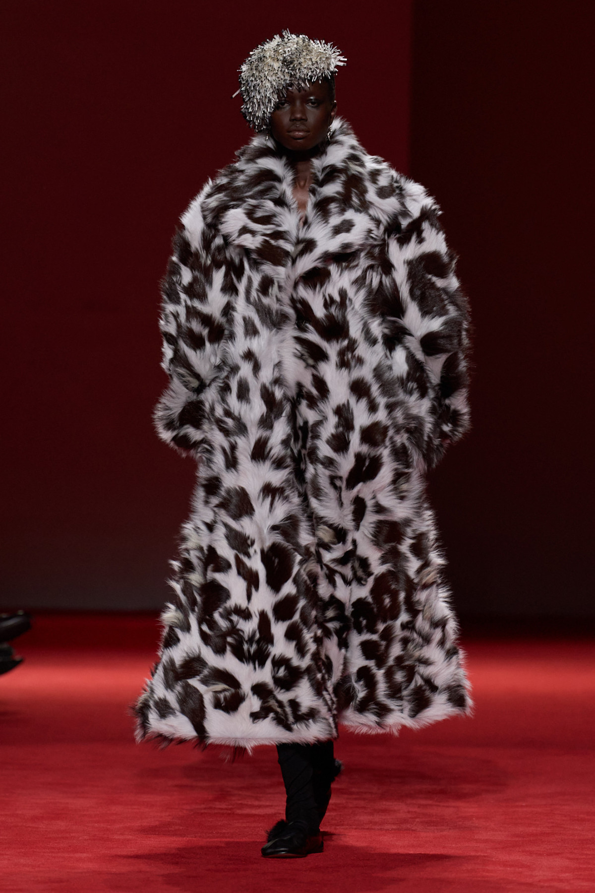 Округлені силуети та блискучі хутра: ключові тренди з показу Bottega Veneta
15