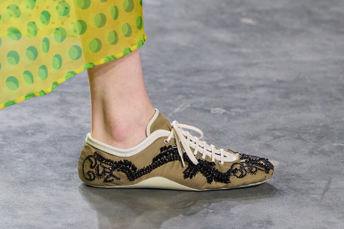 Ключові тенденції взуття: кросівки та черевики на шнурках.
3