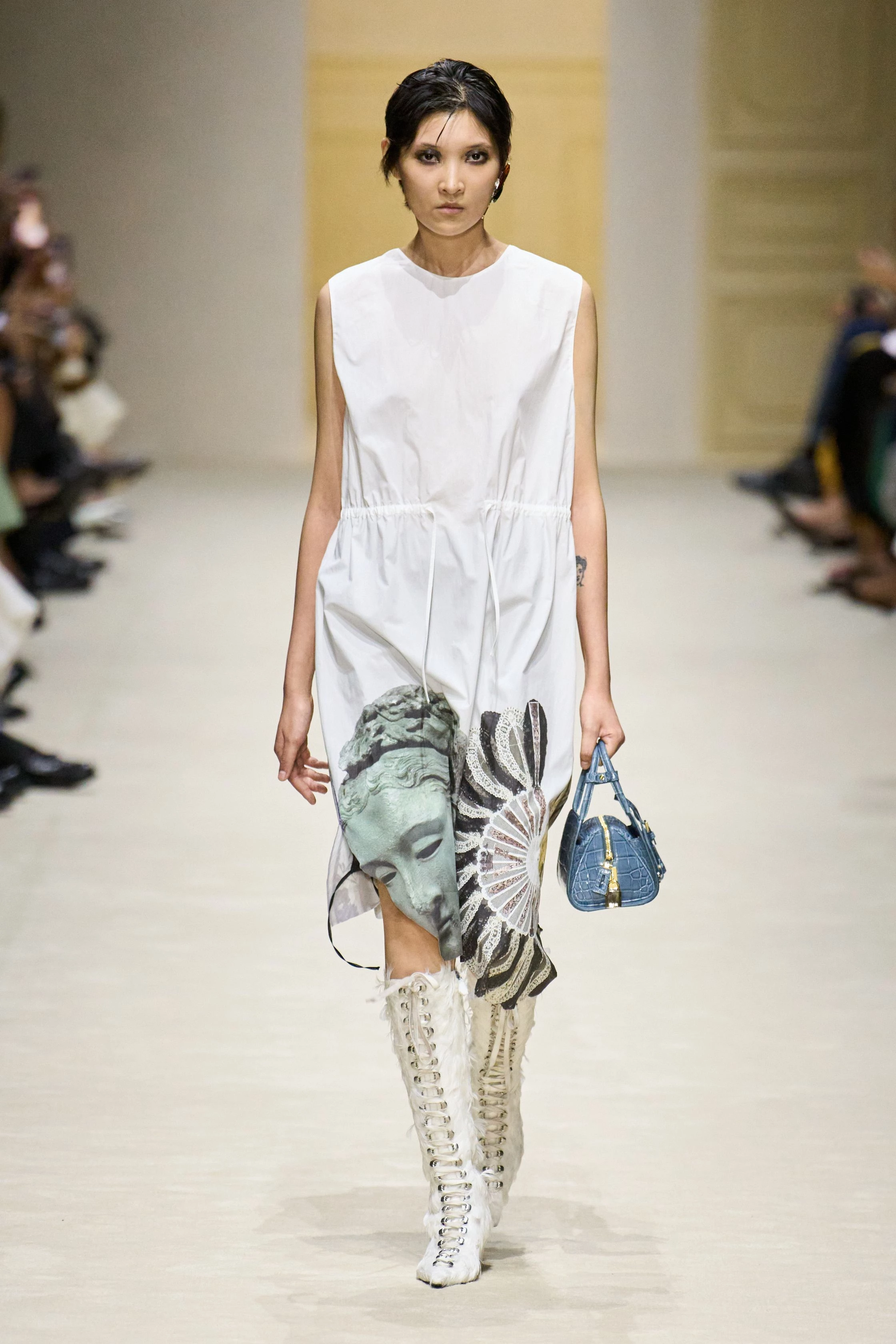 П'ятнадцять манекенниць, шістдесят луків та нашарування: свіжа збірка Prada осінь-зима 2026/2027
21