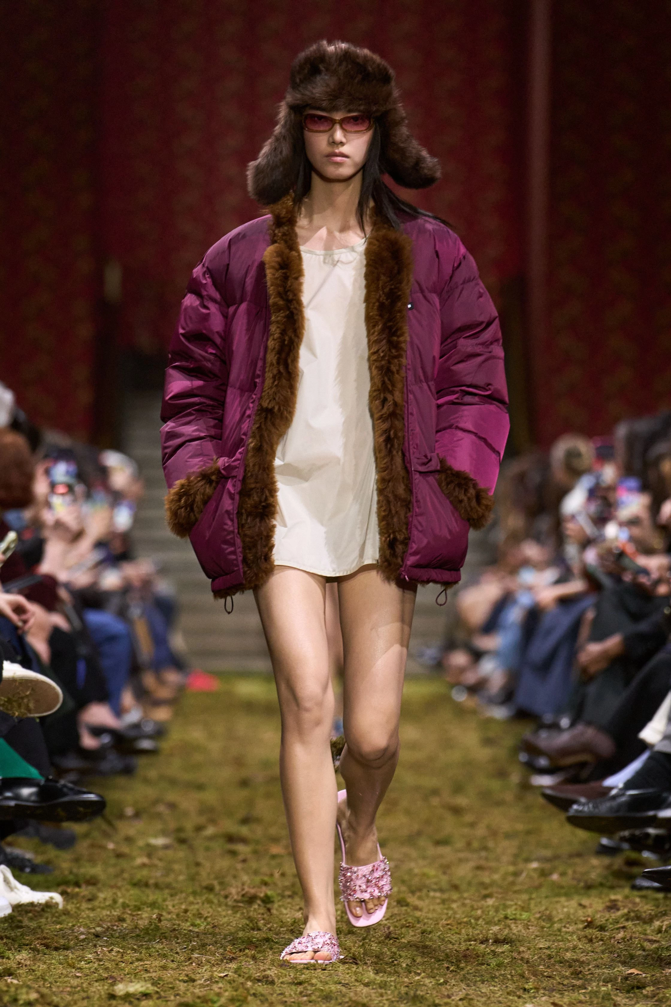 Свіжа лінія Miu Miu осінь-зима 2026/2027: мінімалістична концепція від Miuccia Prada
10