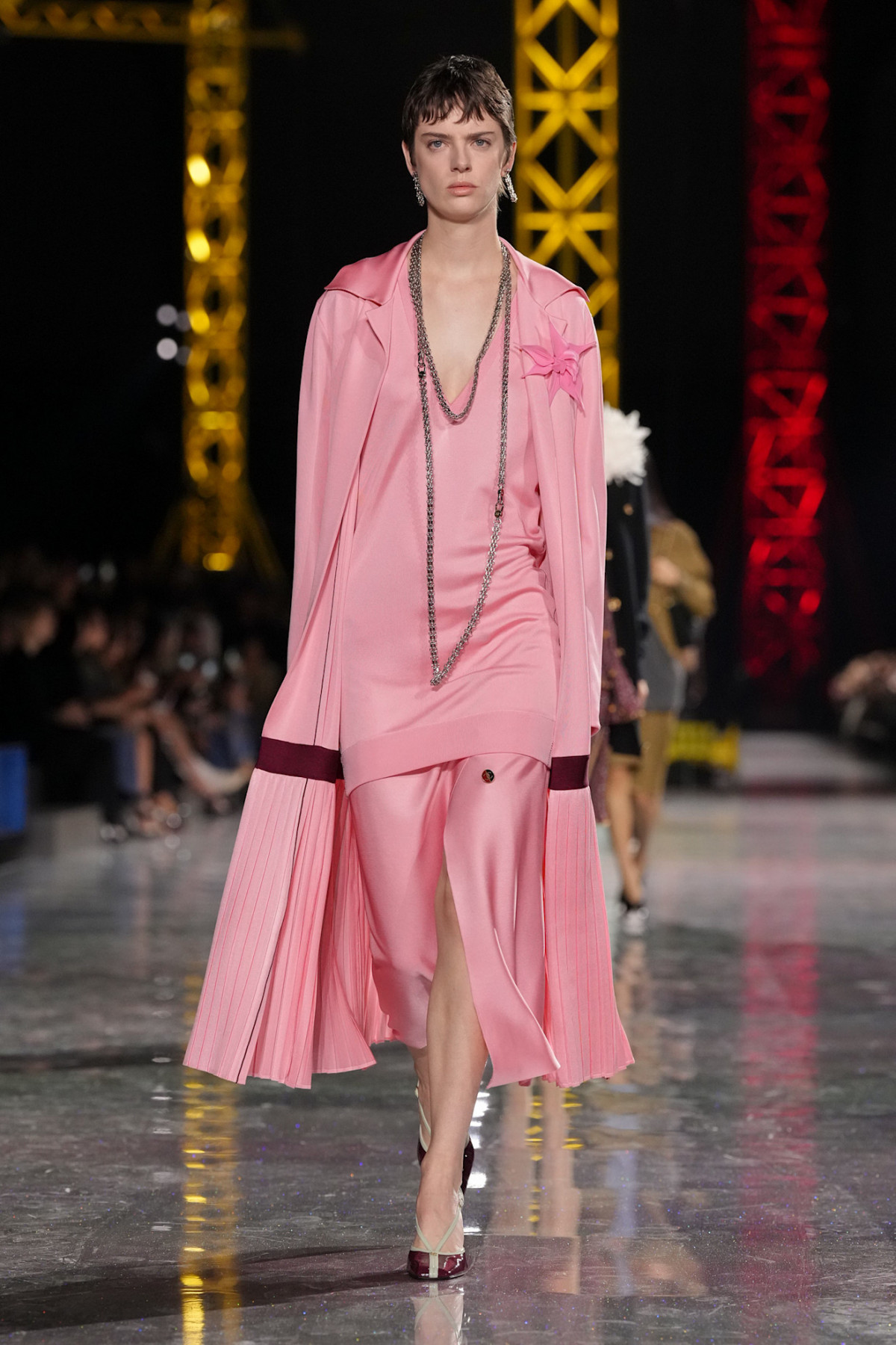 Блазі шокував публіку супернизькою посадкою штанів на показі Chanel, опустивши пояс нижче стегон.
10