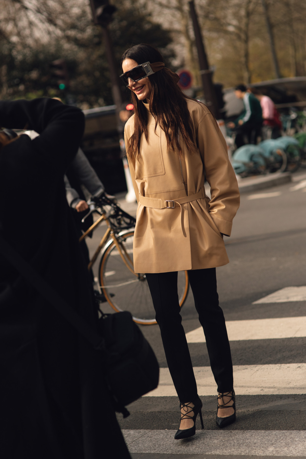 Від шкіряних курток до укорочених плащів: парижанки хизуються найелегантнішим верхнім одягом на весну 2026-го
21