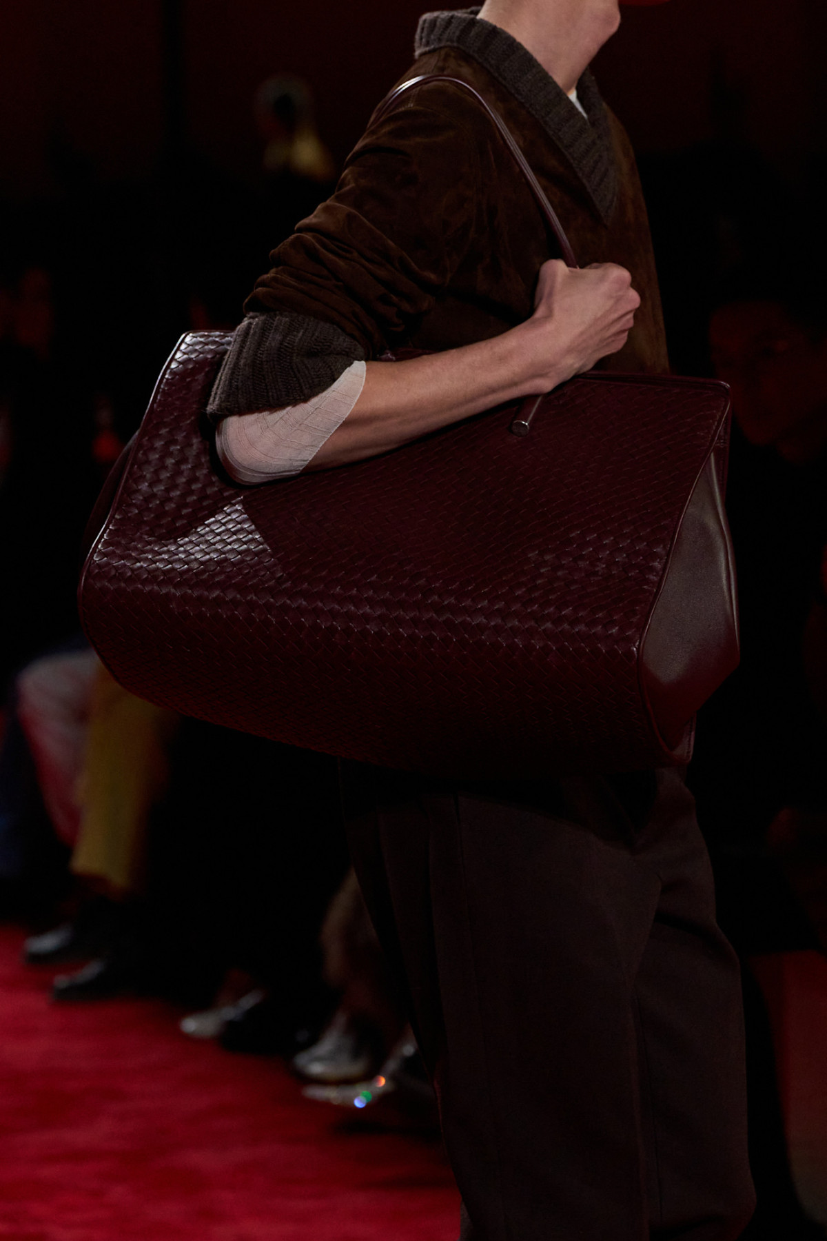 Округлені силуети та блискучі хутра: ключові тренди з показу Bottega Veneta
28