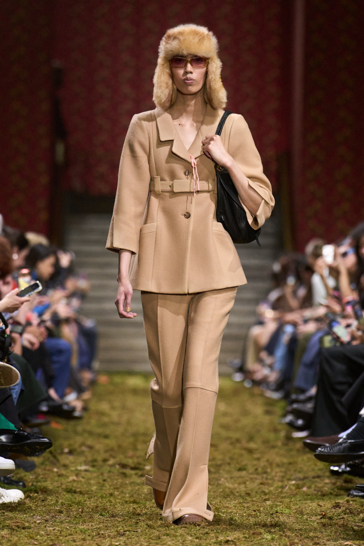 Джуліанна Мур здивувала всіх, дефілюючи на показі Miu Miu.
14