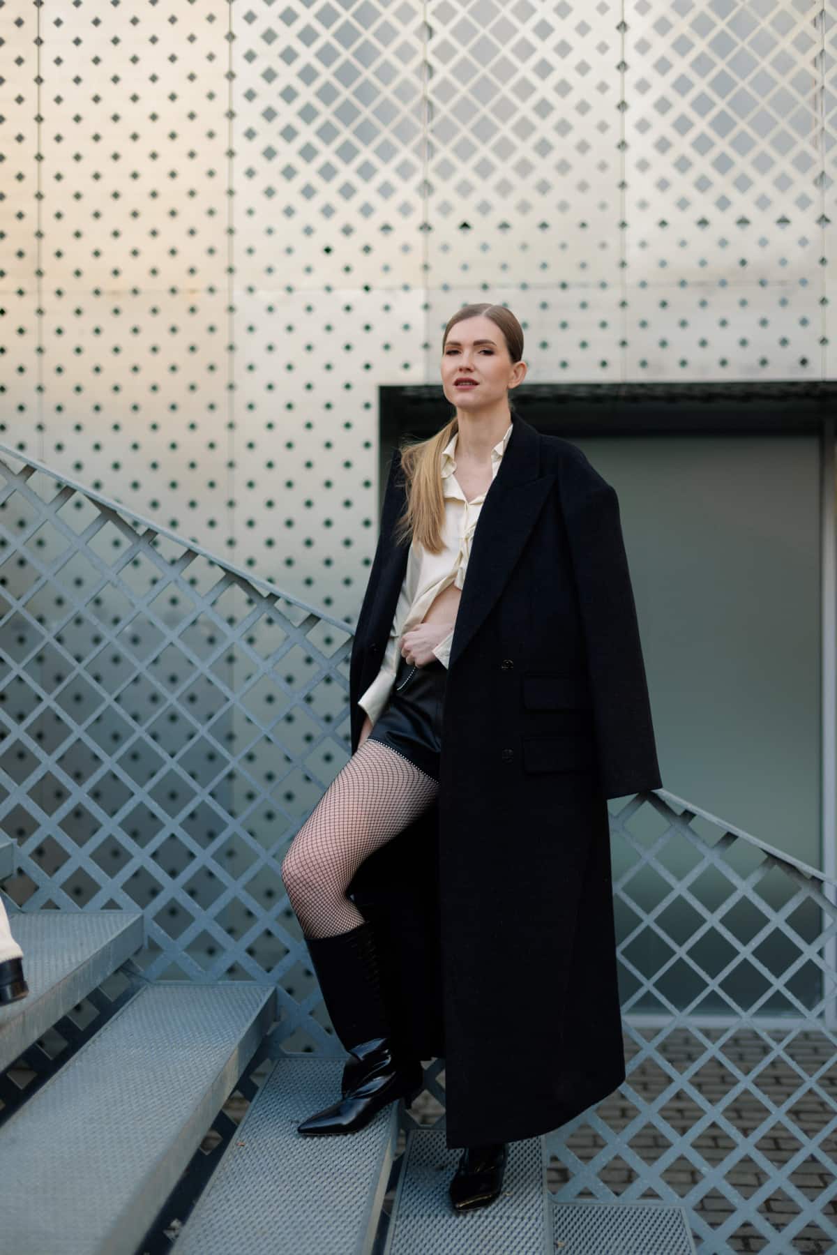 Вуличний стиль: образи гостей на відкритті Українського тижня моди осінь-зима 2026/27
27