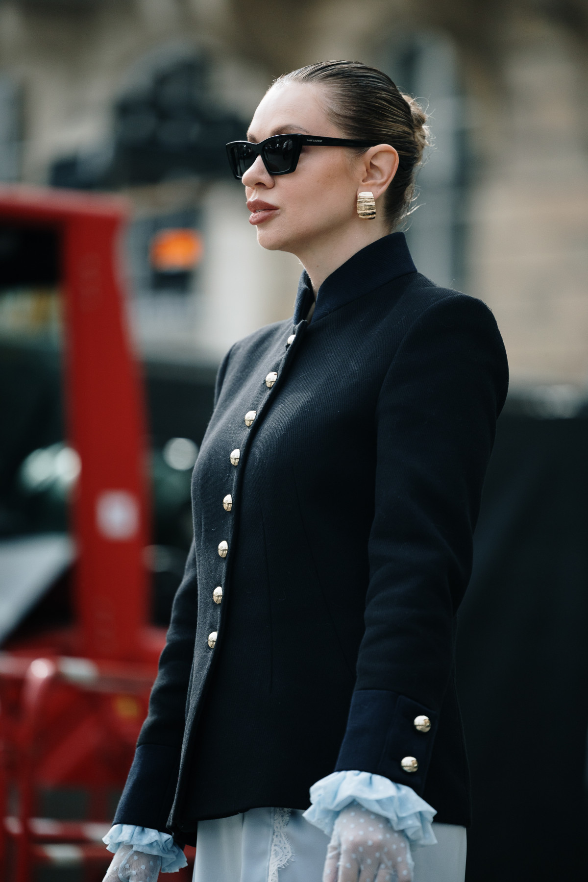 Від шкіряних курток до укорочених плащів: парижанки хизуються найелегантнішим верхнім одягом на весну 2026-го
14