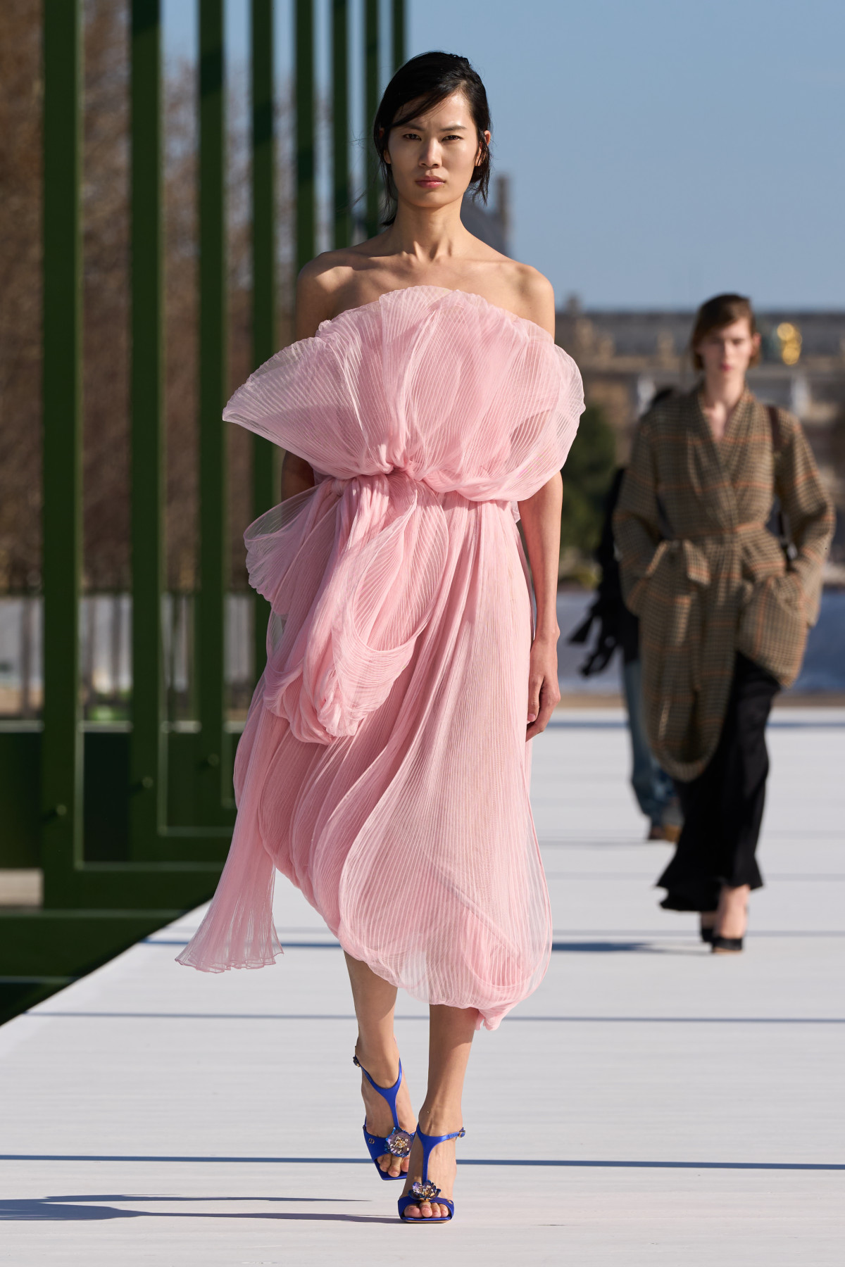 Андерсон переосмислює вуличний стиль в колекції Dior осінь-зима 2026-2027
33