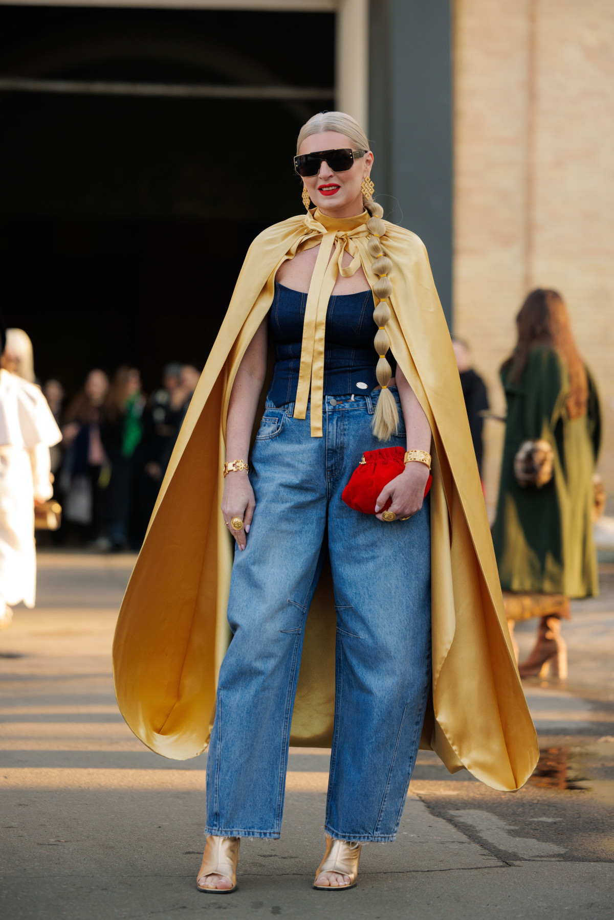 Вулична мода: образи від відвідувачів другого дня Ukrainian Fashion Week, осінь-зима 2026/2027
19