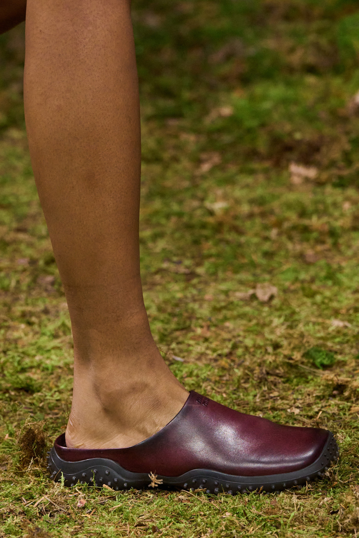 Джуліанна Мур здивувала всіх, дефілюючи на показі Miu Miu.
23