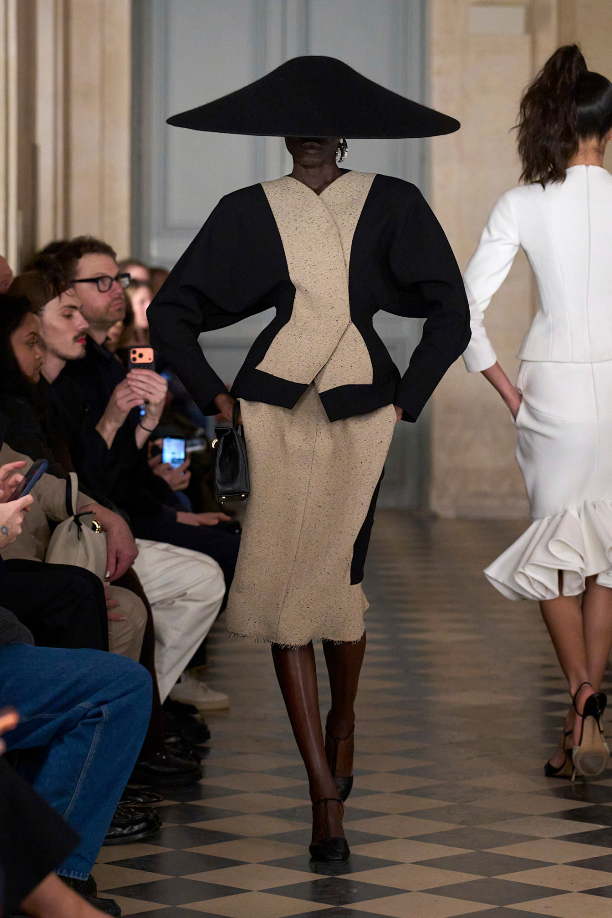 Jacquemus: кокетливий кітч, висока мода та зачіски-“пальми” в стилі 80-х
4