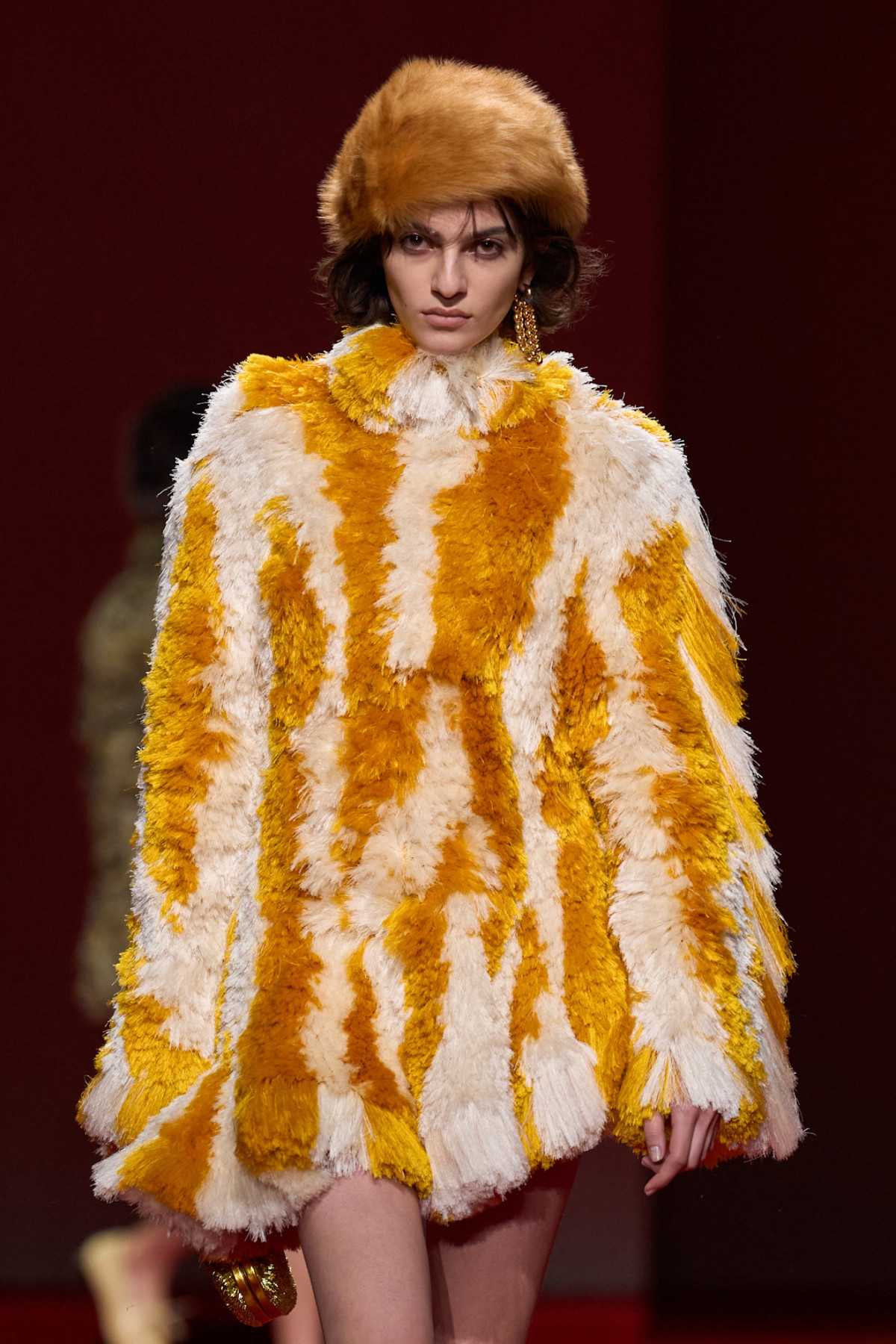 Округлені силуети та блискучі хутра: ключові тренди з показу Bottega Veneta
14