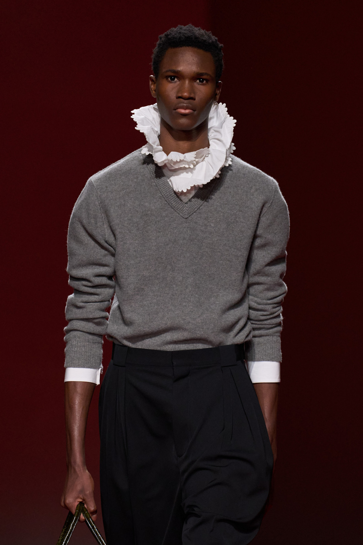 Округлені силуети та блискучі хутра: ключові тренди з показу Bottega Veneta
23