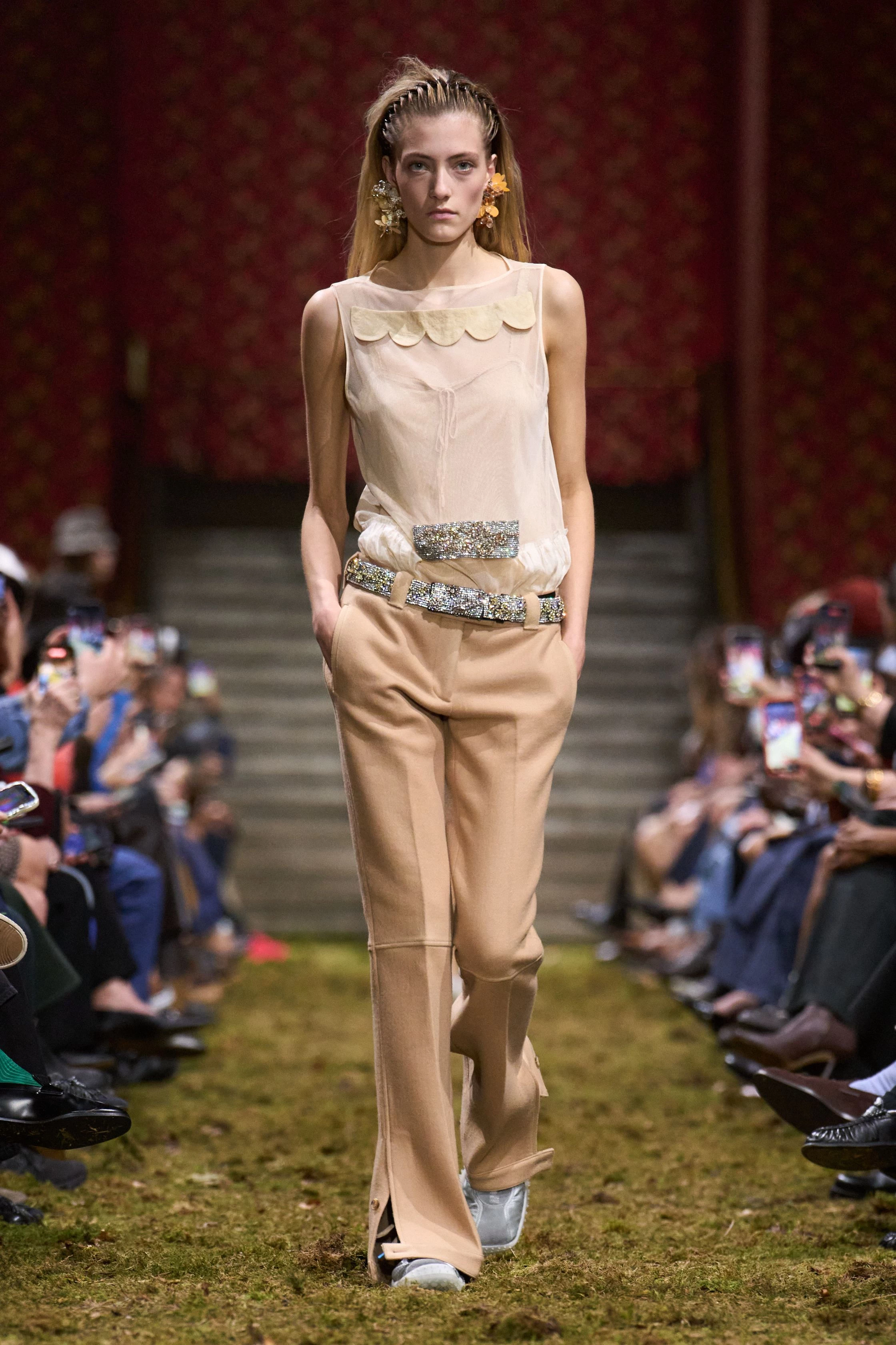 Свіжа лінія Miu Miu осінь-зима 2026/2027: мінімалістична концепція від Miuccia Prada
14