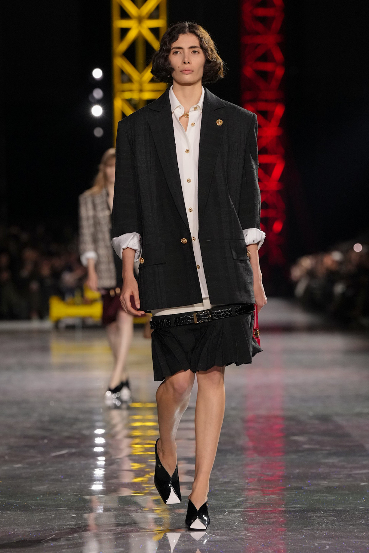 Блазі шокував публіку супернизькою посадкою штанів на показі Chanel, опустивши пояс нижче стегон.
6