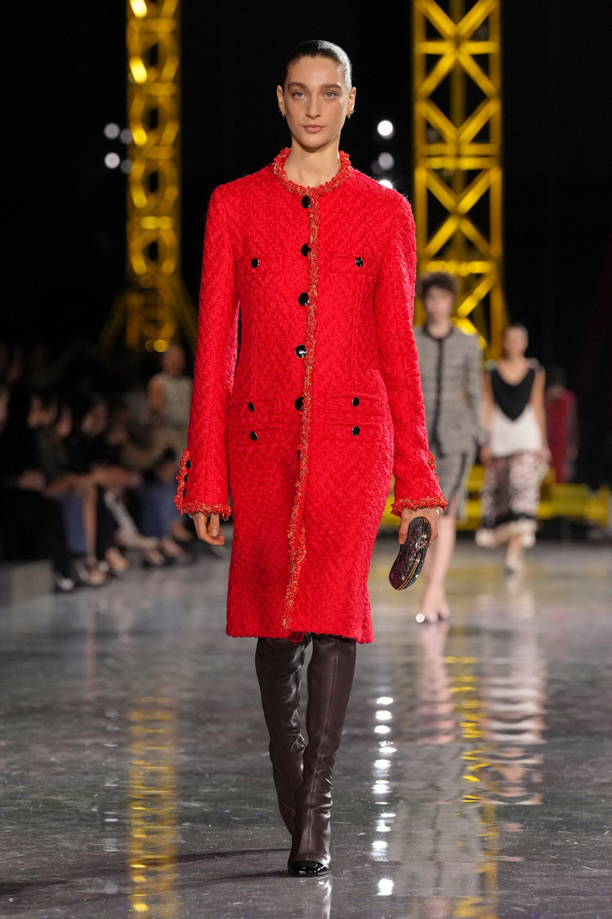 Блазі шокував публіку супернизькою посадкою штанів на показі Chanel, опустивши пояс нижче стегон.
3