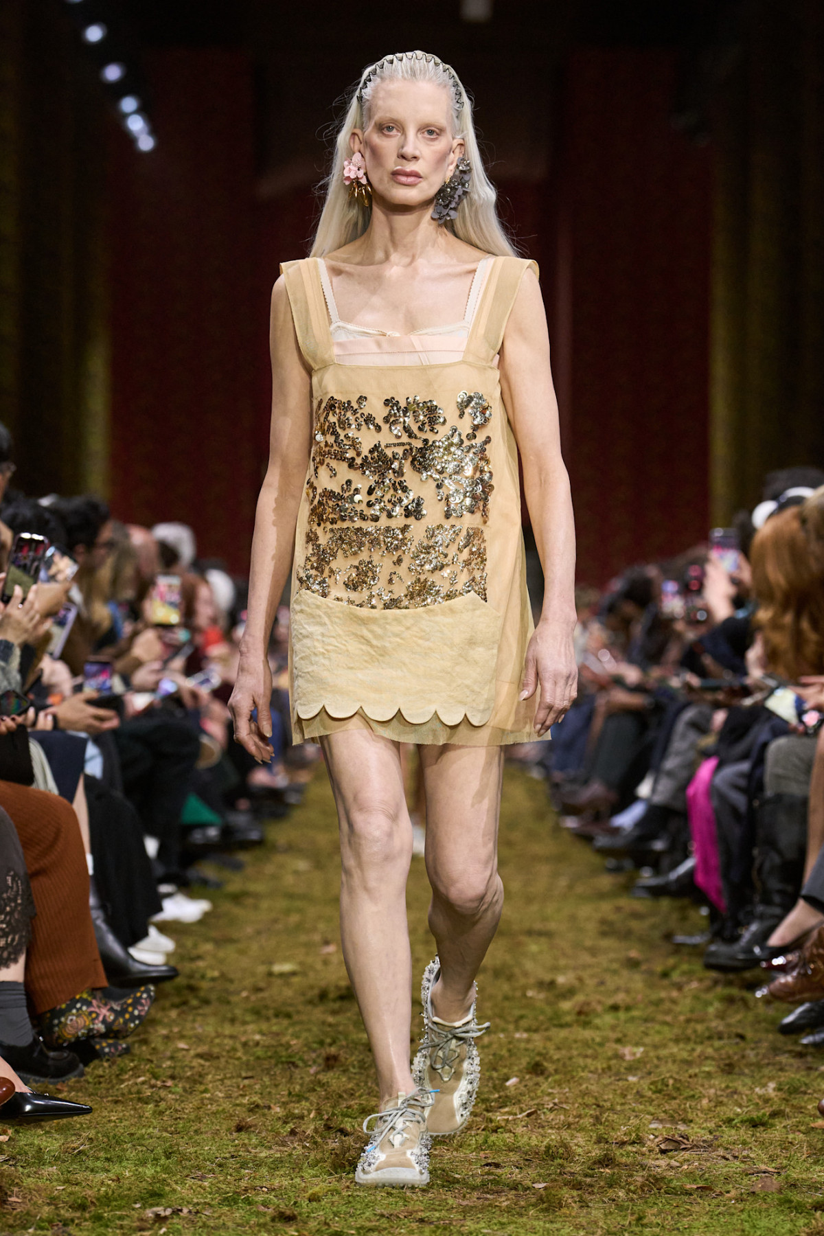 Джуліанна Мур здивувала всіх, дефілюючи на показі Miu Miu.
2