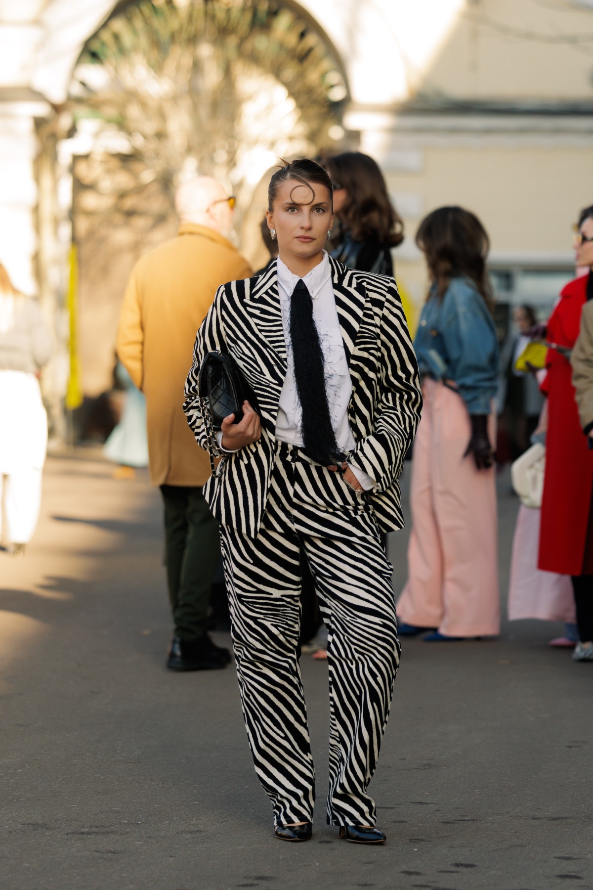 Вулична мода: образи відвідувачів третього дня Ukrainian Fashion Week осінньо-зимового сезону 2026/27
48