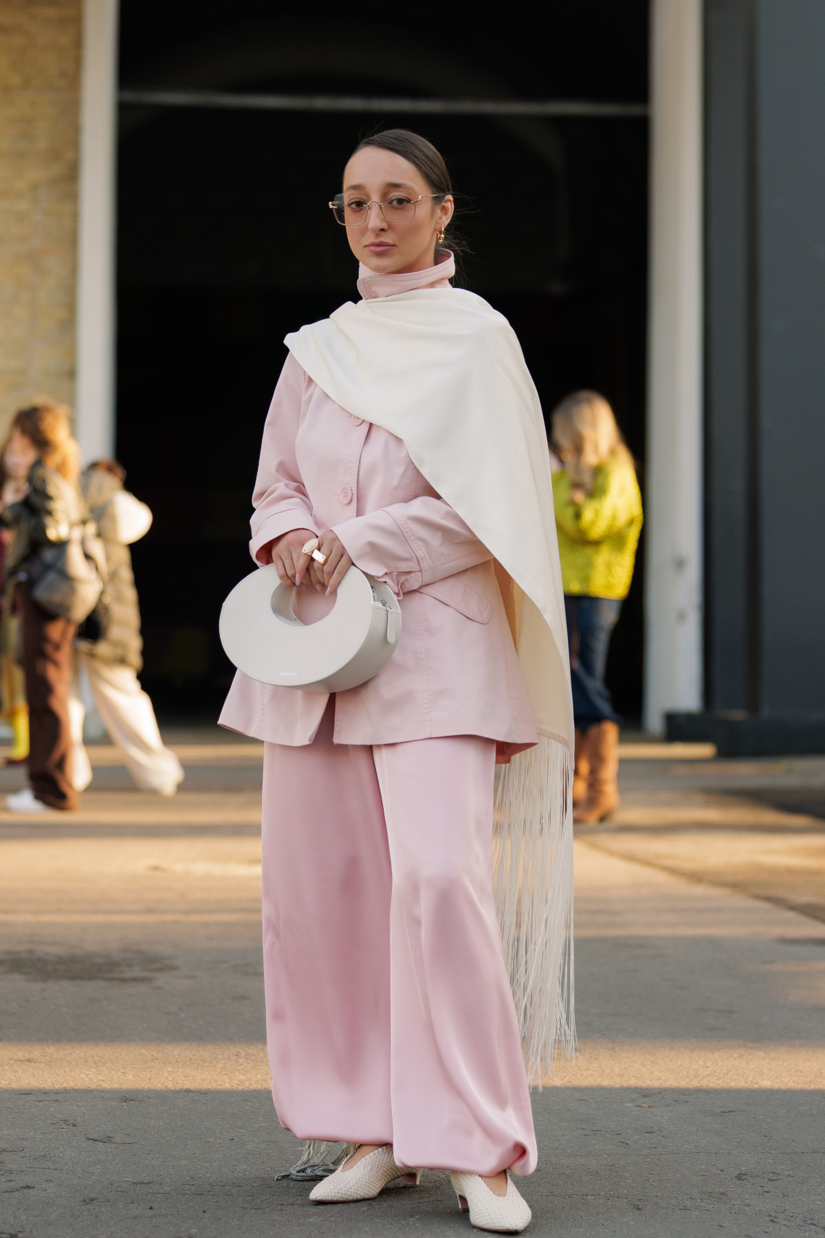 Вулична мода: образи від відвідувачів другого дня Ukrainian Fashion Week, осінь-зима 2026/2027
42