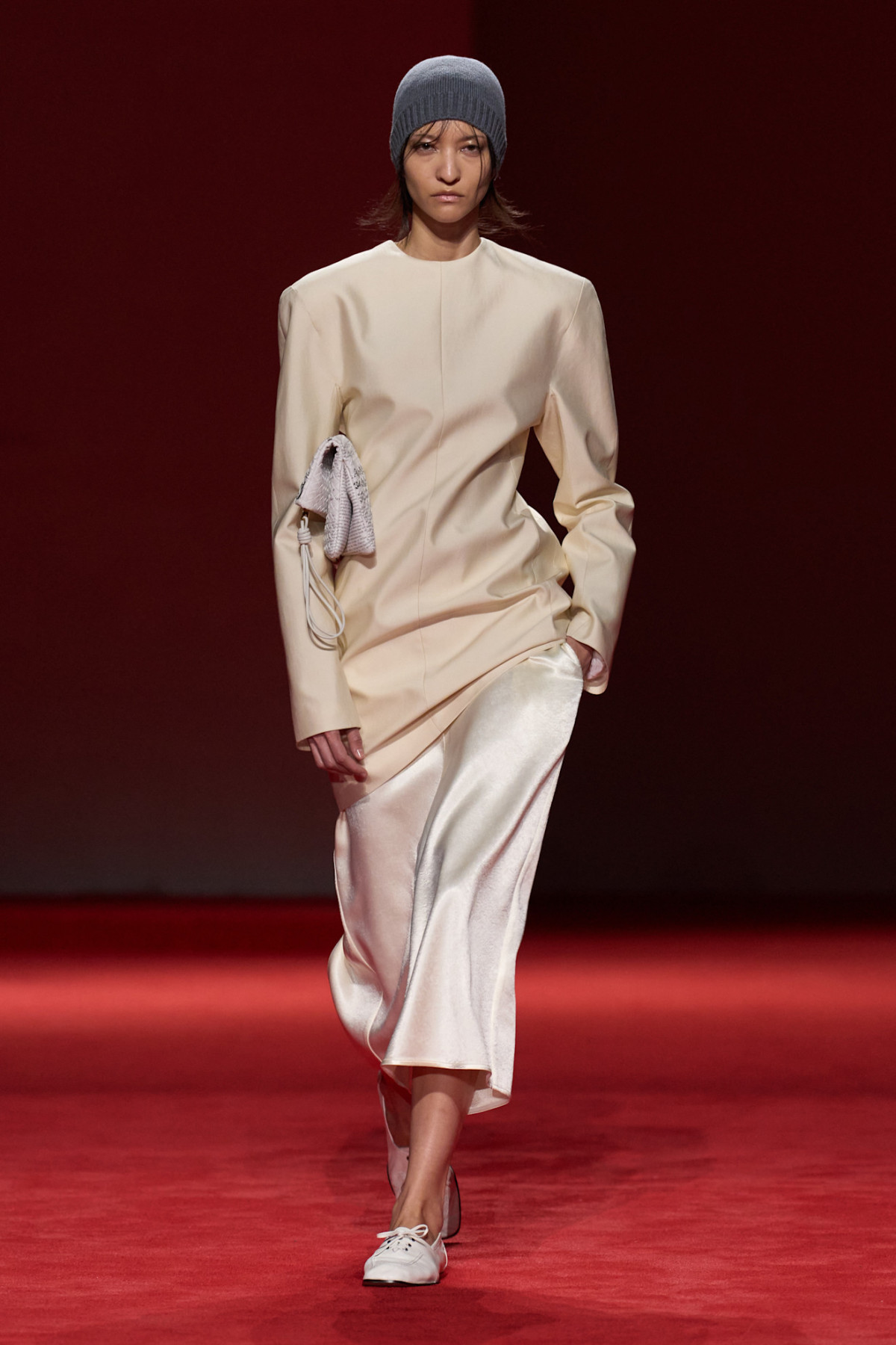 Округлені силуети та блискучі хутра: ключові тренди з показу Bottega Veneta
6