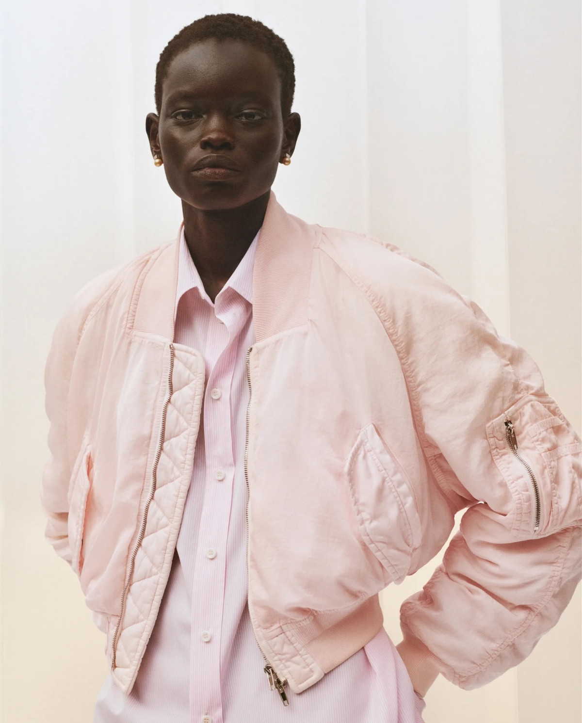 Фібі Файло: тріумфальне повернення мінімалізму в новій лінійці E
9