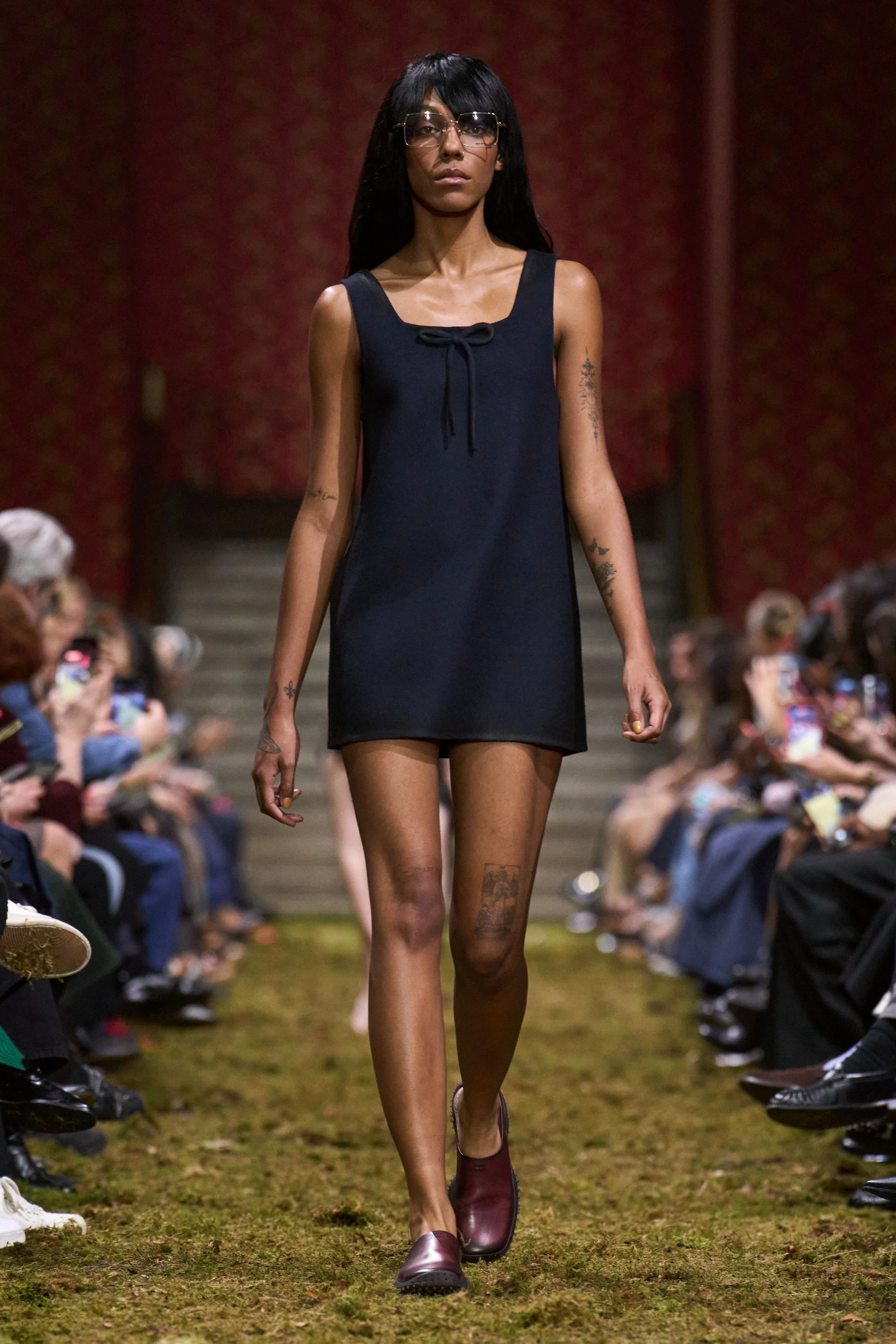 Свіжа лінія Miu Miu осінь-зима 2026/2027: мінімалістична концепція від Miuccia Prada
4