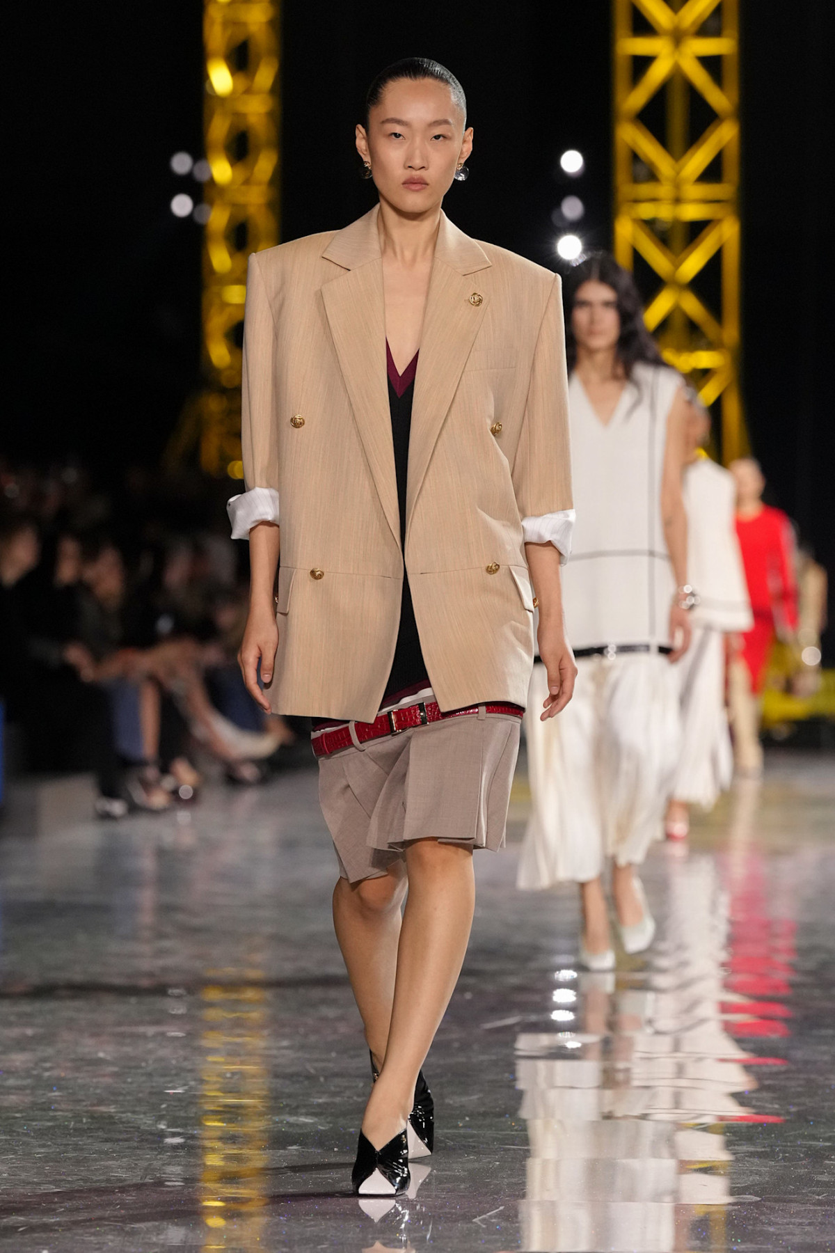 Блазі шокував публіку супернизькою посадкою штанів на показі Chanel, опустивши пояс нижче стегон.
5