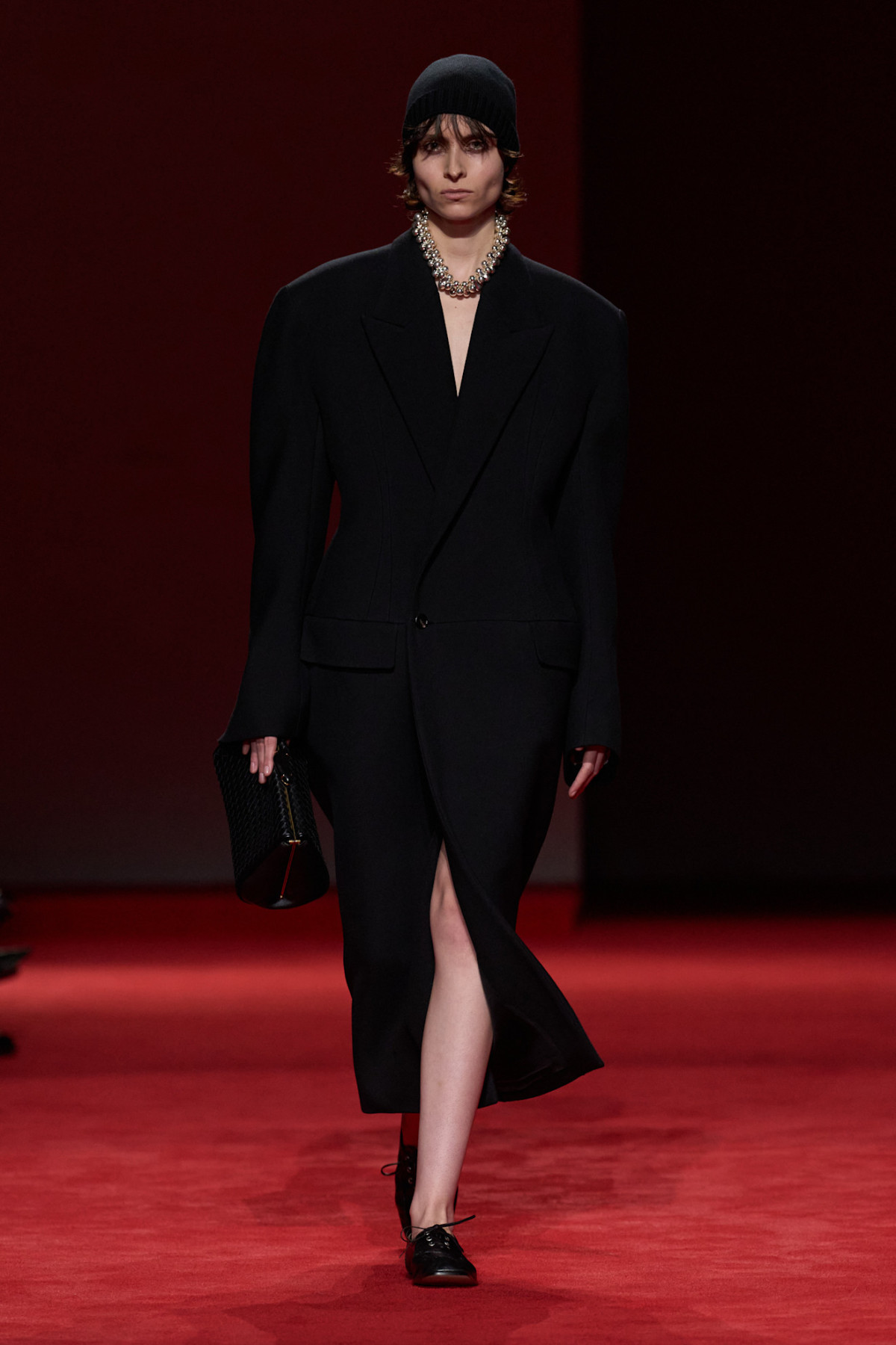 Округлені силуети та блискучі хутра: ключові тренди з показу Bottega Veneta
5