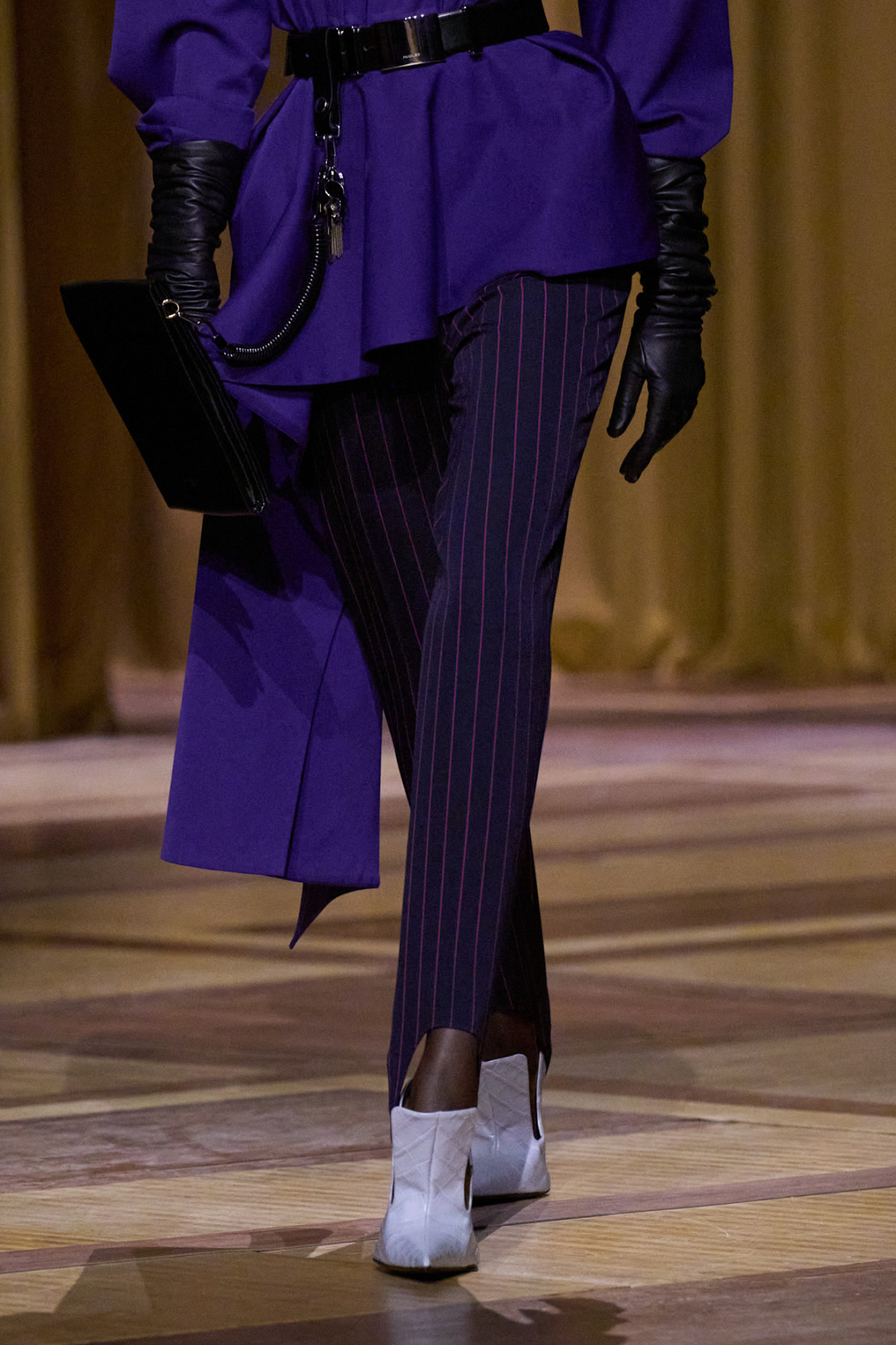 Легінси з вирізами: дискусійний ретро-тренд відродився на показах
6